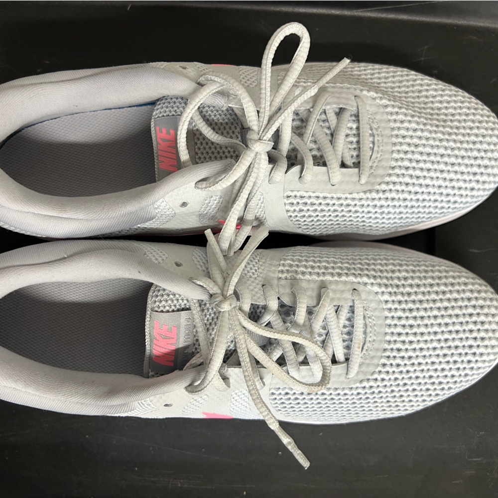 Nike Revolution 4 sneakers